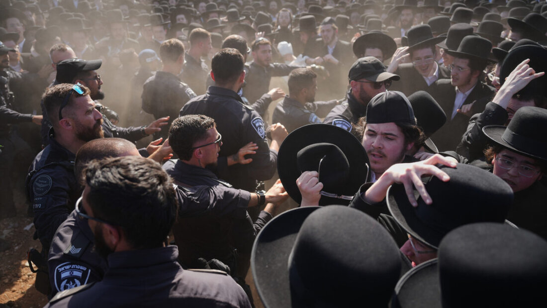 Ultraorthodoxe jüdische Männer geraten während einer Demonstration gegen die Wehrpflicht für alle vor einem Militärgefängnis in der Nähe von Kfar Yona, Israel, am Mittwoch mit der Polizei aneinader. Die Demonstranten und fordern die Freilassung inhaftierter Wehrdienstverweigerer. Foto: Ariel Schalit/AP/dpa 20260617171728506.jpg