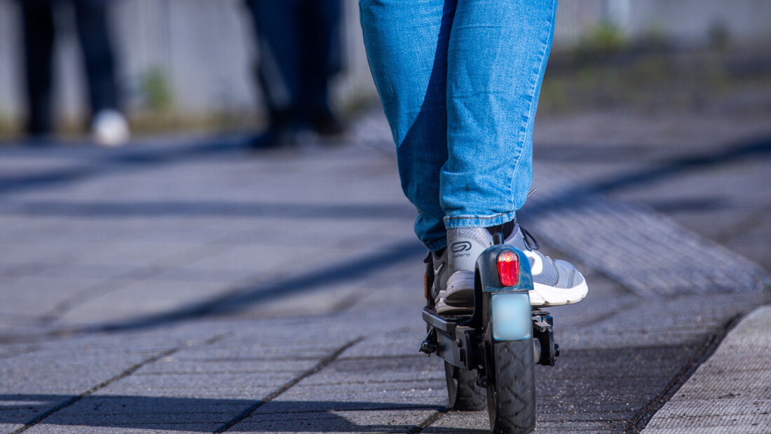 ARCHIV - Ein Mann fährt mit seinem E-Scooter über den Bahnsteig. Foto: Jens Büttner/dpa/Symbolbild 20260722100158281.jpg