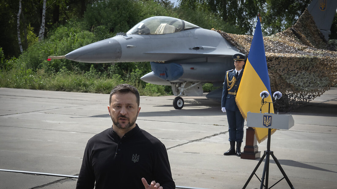 Wolodymyr Selenskyj, Präsident der Ukraine, beantwortet Fragen der Medien vor einem der F-16-Kampfjets der ukrainischen Luftwaffe. Foto: Efrem Lukatsky/AP/dpa 20240804172323510.jpg