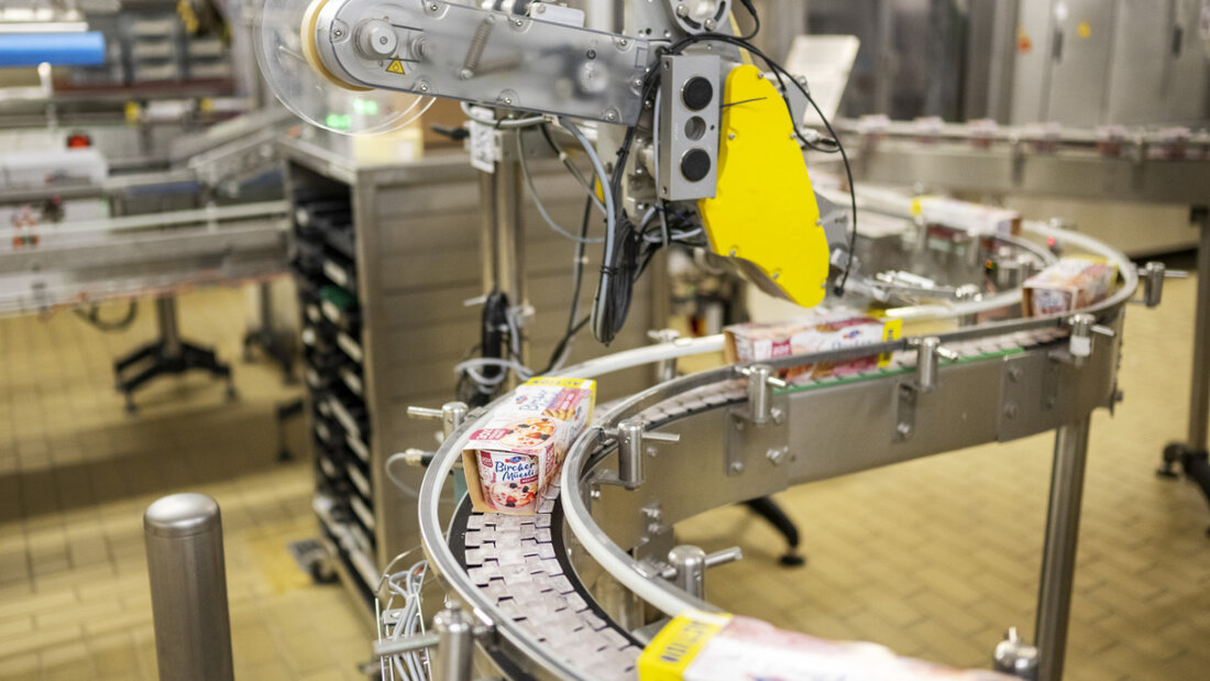 Emmi sieht sich dank Innovationskraft und globaler Präsenz gut aufgestellt. Im Bild werden frisch abgefüllte Birchermüesli auf einer Förderanlage in der Emmi Produktion in Emmen transportiert. (Archivbild) 20250820072530295.jpg