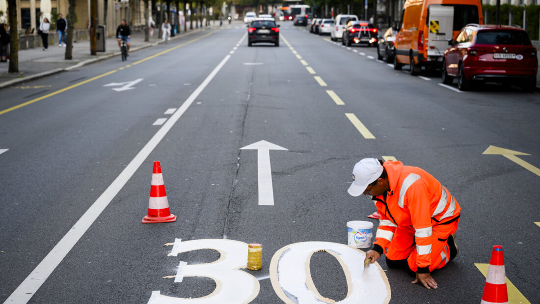 Die Einführung von Tempo 30 auf Hauptverkehrsachsen innerorts soll an klarere Regeln geknüpft werden. So schlägt es der Bundesrat vor. (Archivbild) 20250903130047922.jpg
