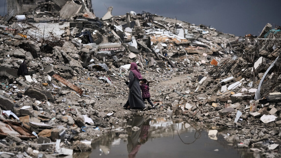dpatopbilder - Palästinenser gehen bei stürmischem Wetter durch die Trümmer in Gaza. Foto: Jehad Alshrafi/AP/dpa 20251212101506993.jpg