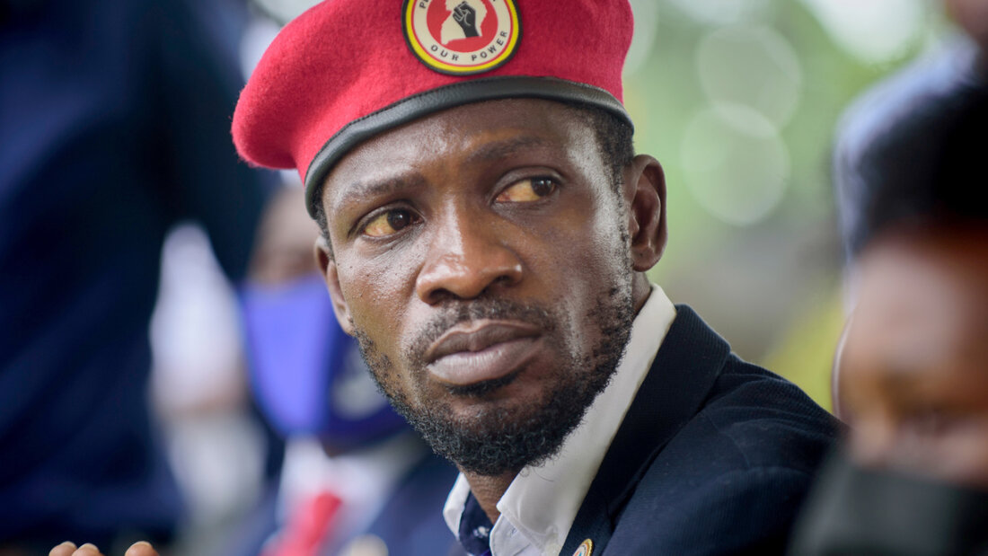 ARCHIV - Bobi Wine, Popstar und Oppositionsführer, spricht vor seinem Haus mit Journalisten. Foto: Nicholas Bamulanzeki/AP/dpa 20260124160929686.jpg