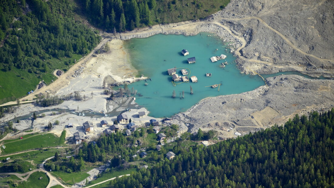 Ein Jahr nach dem verheerenden Bergsturz in Blatten gibt es an der Stelle des einstigen Bergdorfes noch immer einen durch die Schuttmassen aufgestauten See. 20260528153041999.jpg