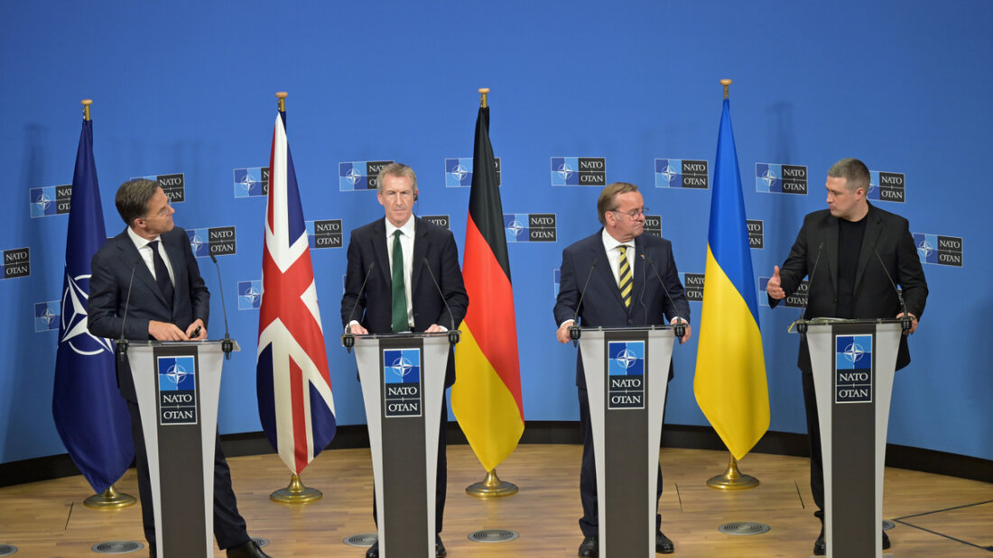 Mychajlo Fedorow (l-r), Verteidigungsminister der Ukraine, Boris Pistorius (SPD), Verteidigungsminister von Deutschland, Dan Jarvis, Verteidigungsminister von Großbritanniens, und Mark Rutte, Nato-Generalsekretär, geben eine Pressekonferenz. Foto: Malin Wunderlich/dpa 20260618210659381.jpg