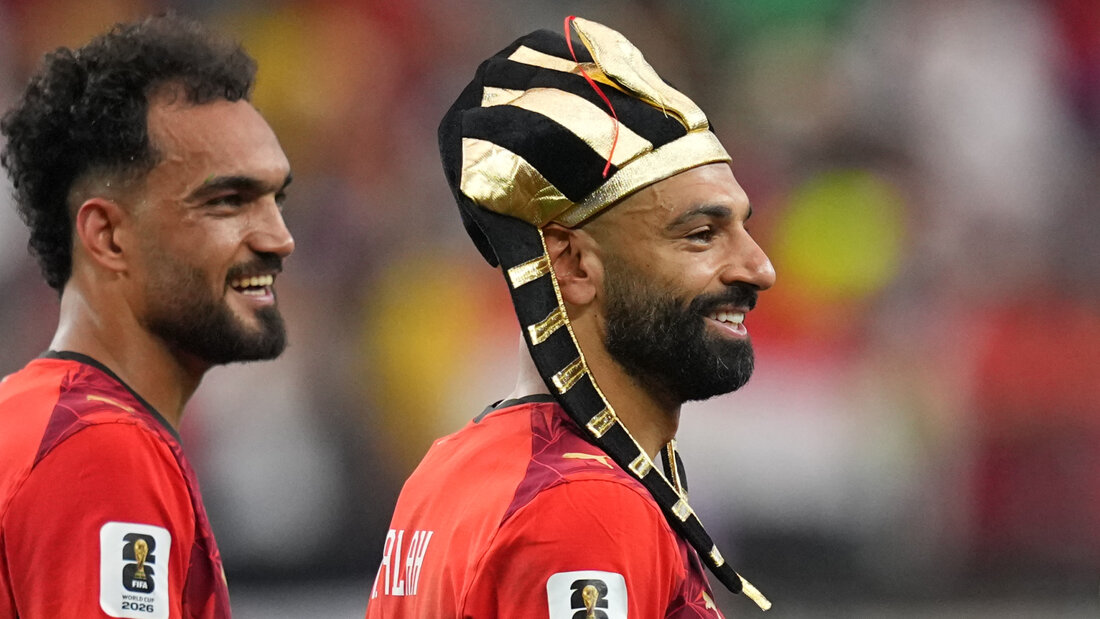 Ägyptens Starstürmer Mohamad Salah (rechts) freut sich nach dem Sechzehntelfinal-Sieg im Penaltyschiessen gegen Australien 20260707050019362.jpg