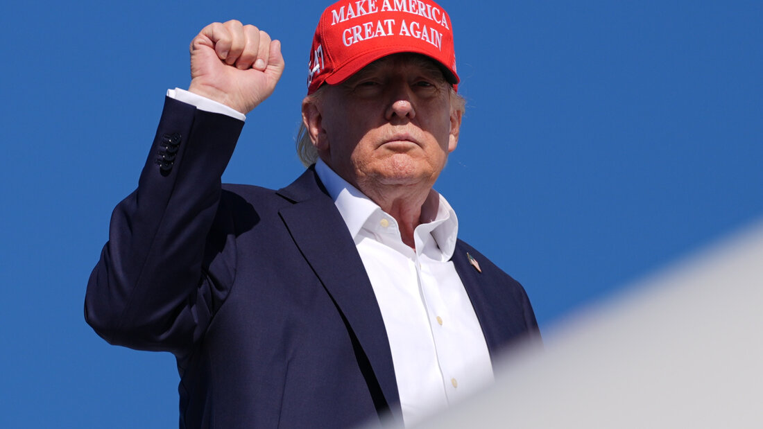 US-Präsident Donald Trump gestikuliert während er am Flughafen Morristown in New Jersey in die Air Force One einsteigt. Foto: Julia Demaree Nikhinson/AP/dpa 20260908030617956.jpg