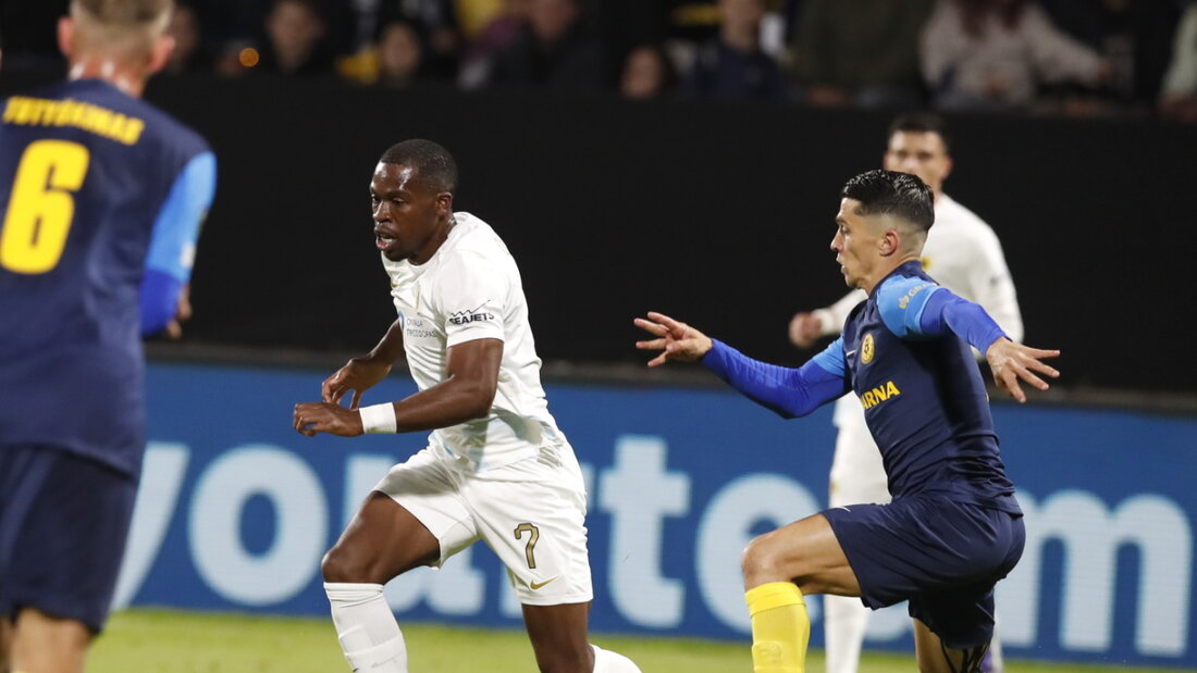 Torschütze, aber dennoch Verlierer: Der Schwizer Dereck Kutesa (m.) verlor mit AEK Athen in Celje 20251002231250744.jpg