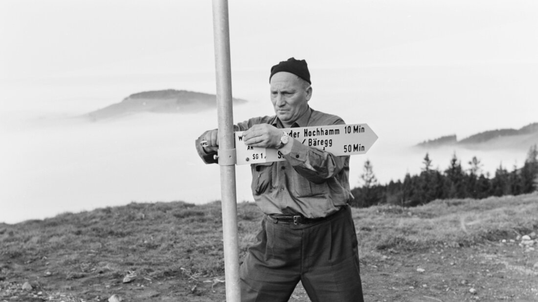 Damals so wie heute: Ein Mann montiert beim Sessellift Hochkamm bei Schönengrund im Kanton Appenzell Ausserrhoden am 5. April 1966 einen Wegweiser. 20260515150814747.jpg