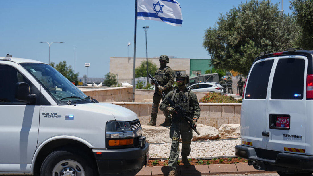 Israelische Sicherheitskräfte stehen am Tatort, nach einer Serie von Schusswaffenangriffen. Foto: Ariel Schalit/AP/dpa 20260607182959003.jpg
