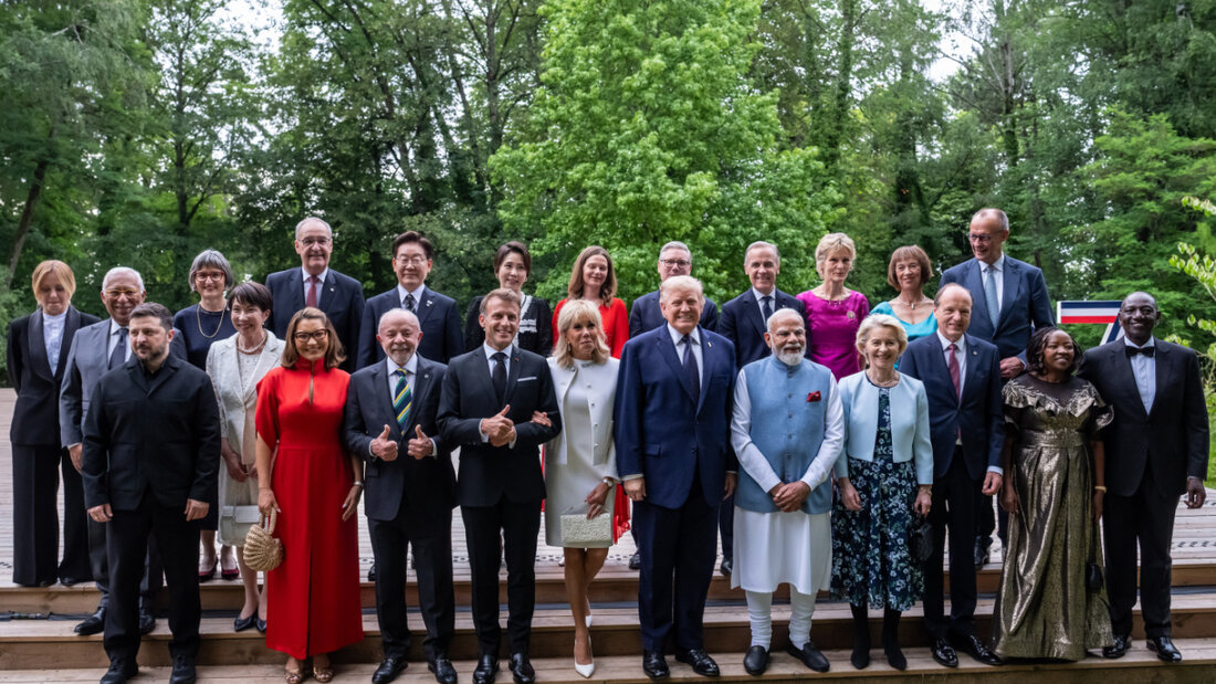 dpatopbilder - Die Staats-und Regierungschefs der G7 mit den Gastländern und ihren jeweiligen Partnern haben sich zum Gruppenfoto vor der Abendveranstaltung aufgestellt. Foto: Michael Kappeler/dpa-Pool/dpa 20260617021731000.jpg