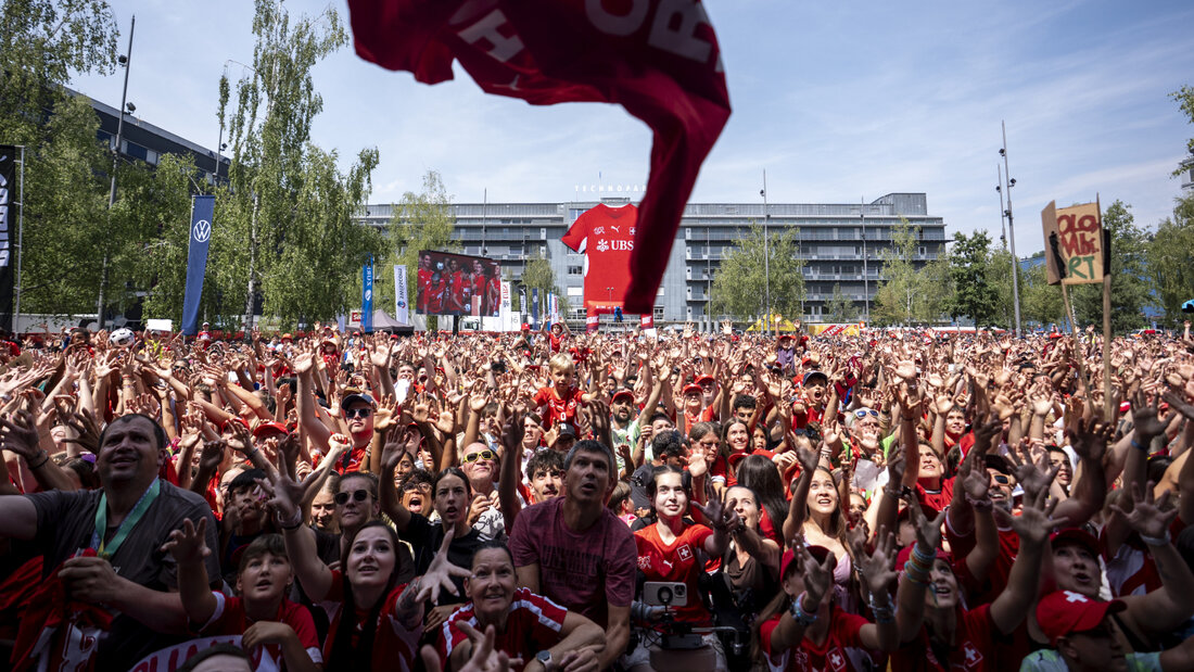 Auf dem Turbinenplatz wurde die Schweizer Nationalmannschaft von Fans empfangen 20260714163319755.jpg