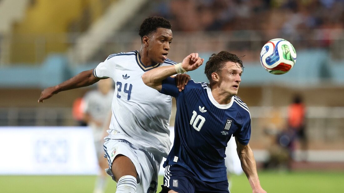 Christos Tzolis (Nummer 10) beim Kopfball in einem Testspiel diesen Sommer gegen Italien 20260723183203267.jpg