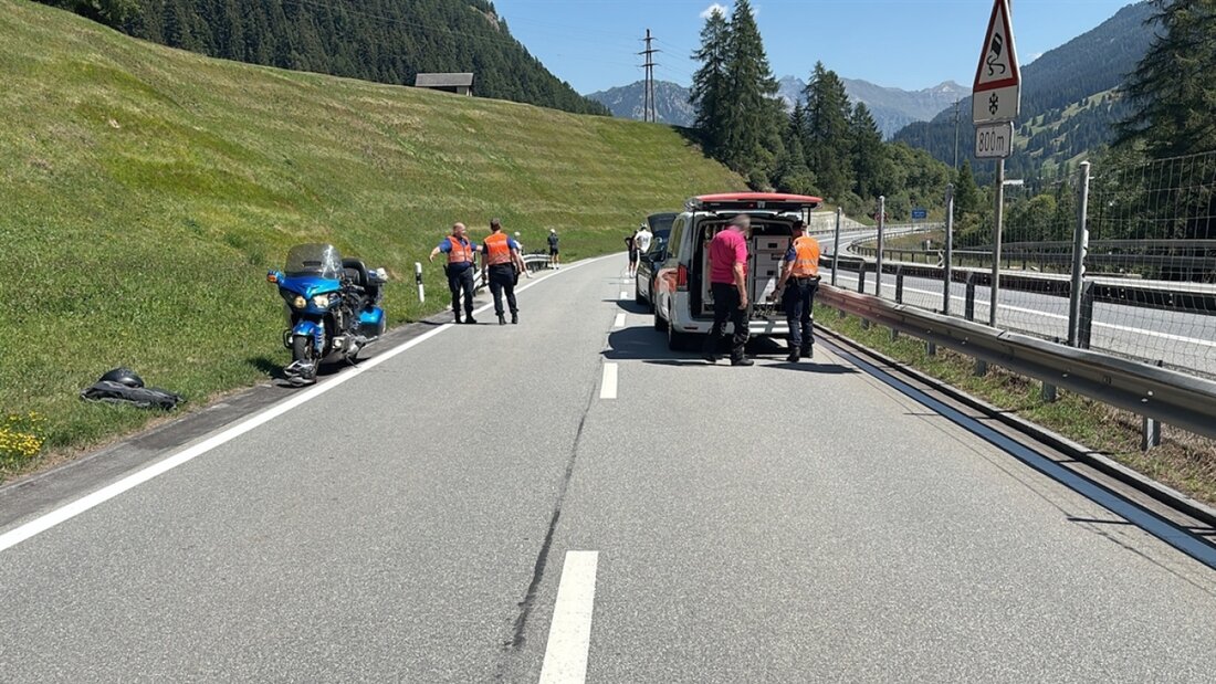 Am Donnerstag sind in Graubünden bei drei Velo-Unfällen vier Personen verletzt worden. Ein Velofahrer erlitt bei diesem Unfall bei Splügen schwere Verletzungen und wurde von der Rega ins Spital geflogen, wie die Polizei mitteilte . 20260814120403498.jpg