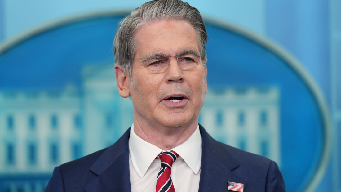 ARCHIV - US-Finanzminister Scott Bessent spricht mit Reportern im James Brady Press Briefing Room im Weißen Haus. Foto: Alex Brandon/AP/dpa/Archivbild 20260824202731172.jpg