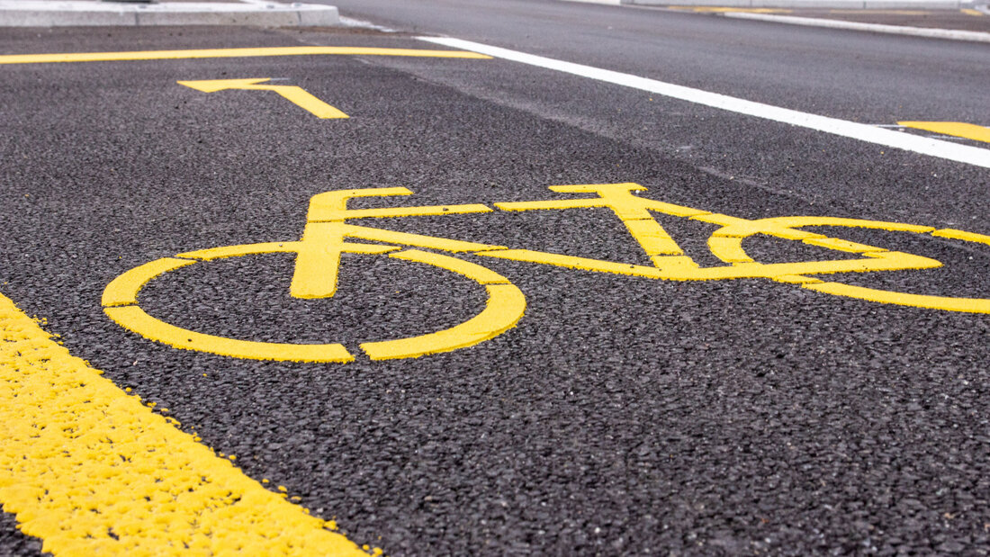 Ein 74-jähriger E-Bike-Fahrer ist bei einem Unfall so schwer verletzt worden, dass er später im Spital starb. (Symbolbild) 20261001152052901.jpg