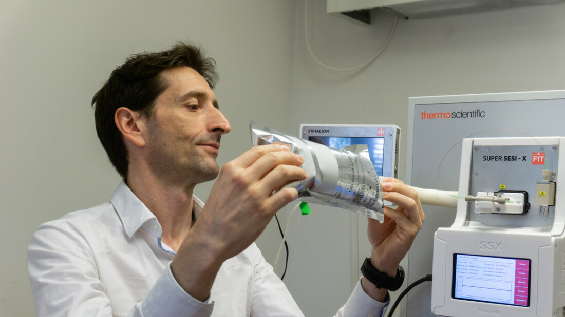 Studienleiter Pablo Sinues schliesst einen Beutel mit einer Atemluftprobe zur Analyse an ein Massenspektrometer an. 20240503080814243.jpg