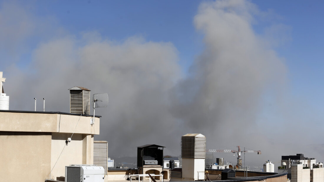 Rauch und Qualm steigen in der iranischen Hauptstadt nach einem israelischen Angriff in den Himmel auf. Israels Luftwaffe hat eine neue Angriffswelle auf Ziele in der iranischen Hauptstadt Teheran geflogen. Foto: Str./dpa 20250620082941282.jpg