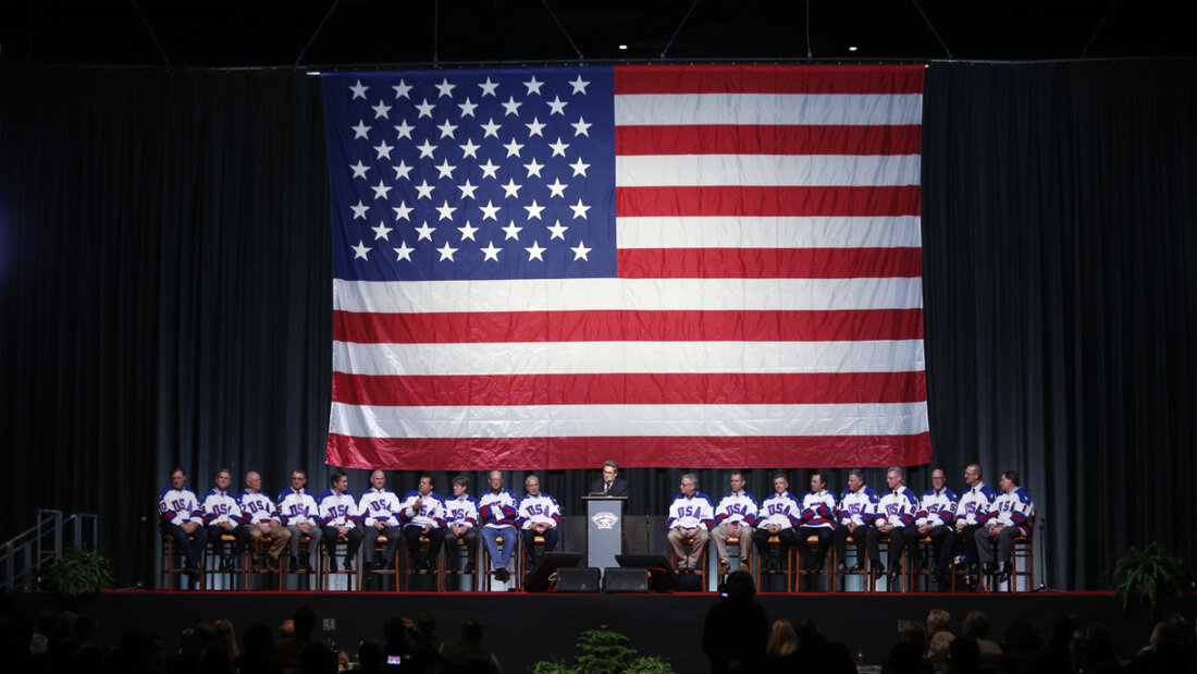 Eishockeyspieler der siegreichen US-Mannschaft von den Olympischen Spielen 1980 in Lake Placid bei einer früheren Ehrung (Archivbild) 20251213073429542.jpg