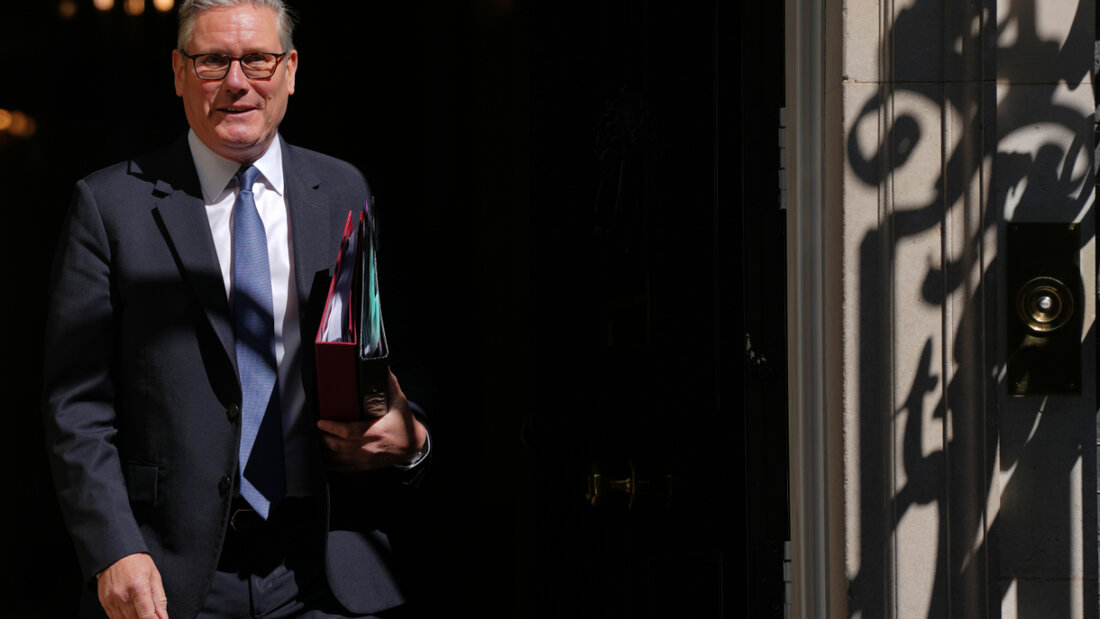 ARCHIV - Keir Starmer, Premierminister von Großbritannien, verlässt die Downing Street 10, um an der wöchentlichen Fragestunde des Premierministers im Parlament teilzunehmen. Foto: Kirsty Wigglesworth/AP/dpa 20260512112210174.jpg