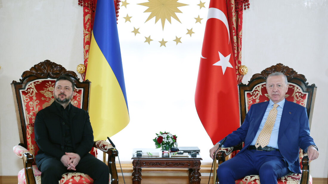 HANDOUT - Der türkische Präsident Recep Tayyip Erdogan (r) und der ukrainische Staatschef Wolodymyr Selenskyj während ihres Treffens in Istanbul. Foto: Turkish Presidency/Turkish Presidency/AP/dpa - ACHTUNG: Nur zur redaktionellen Verwendung im Zusammenhang mit der aktuellen Berichterstattung und nur mit vollständiger Nennung des vorstehenden Credits 20260404185955686.jpg