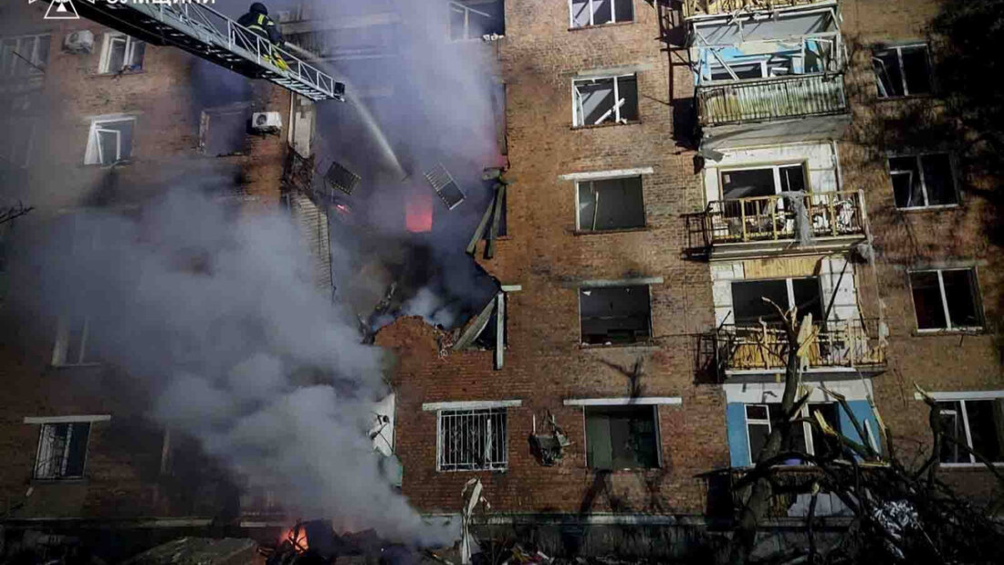HANDOUT - Auf diesem vom ukrainischen Katastrophenschutz zur Verfügung gestellten Foto löschen Rettungskräfte ein Feuer in einem Wohnhaus, das nach einem russischen Angriff auf Konotop in der Ukraine beschädigt wurde. Foto: Uncredited/Ukrainian Emergency Service/AP/dpa 20260520104218473.jpg