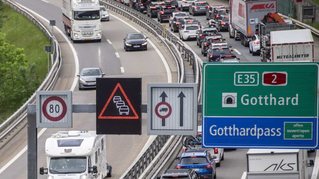 Alle Jahre wieder: An Pfingsten staut sich der Verkehr auf der Autobahn A2 in Richtung Süden (hier an Pfingsten 2022; Archivbild). 20260523054143164.jpg