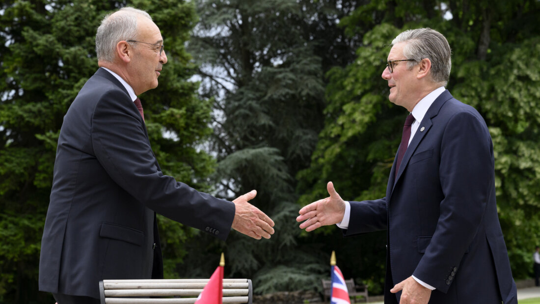Bundespräsident Guy Parmelin und der britische Premierminister Keir Starmer (rechts) bekunden beide, ein umfassendes Freihandelsabkommen zwischen ihren beiden Ländern anzustreben. 20260616202105467.jpg
