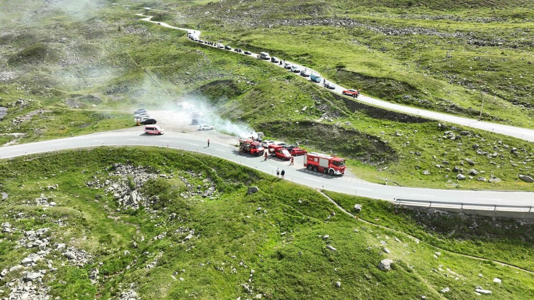 Am Flüelapass brannte am Dienstagnachmittag ein Auto. 20260708093119420.jpg