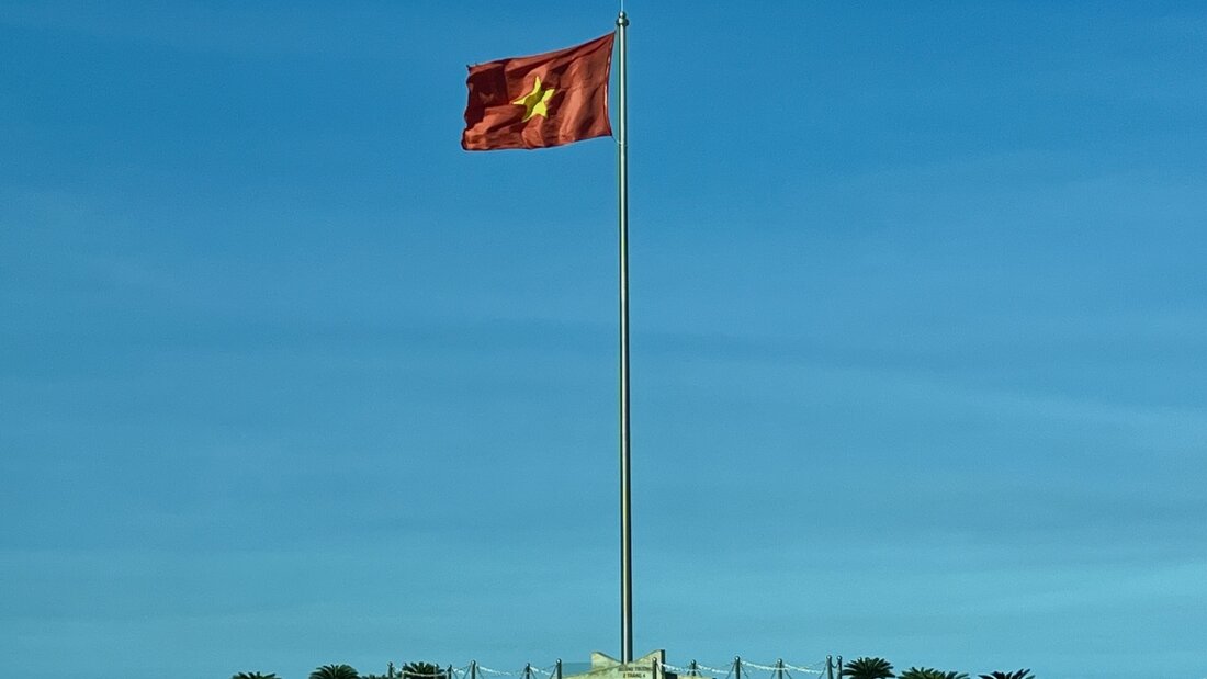 ARCHIV - Die Flagge von Vietnam ist in der Stadt Nha Trang an der südlichen Küste zu sehen. Foto: Carola Frentzen/dpa/Symbolbild 20260711181928972.jpg