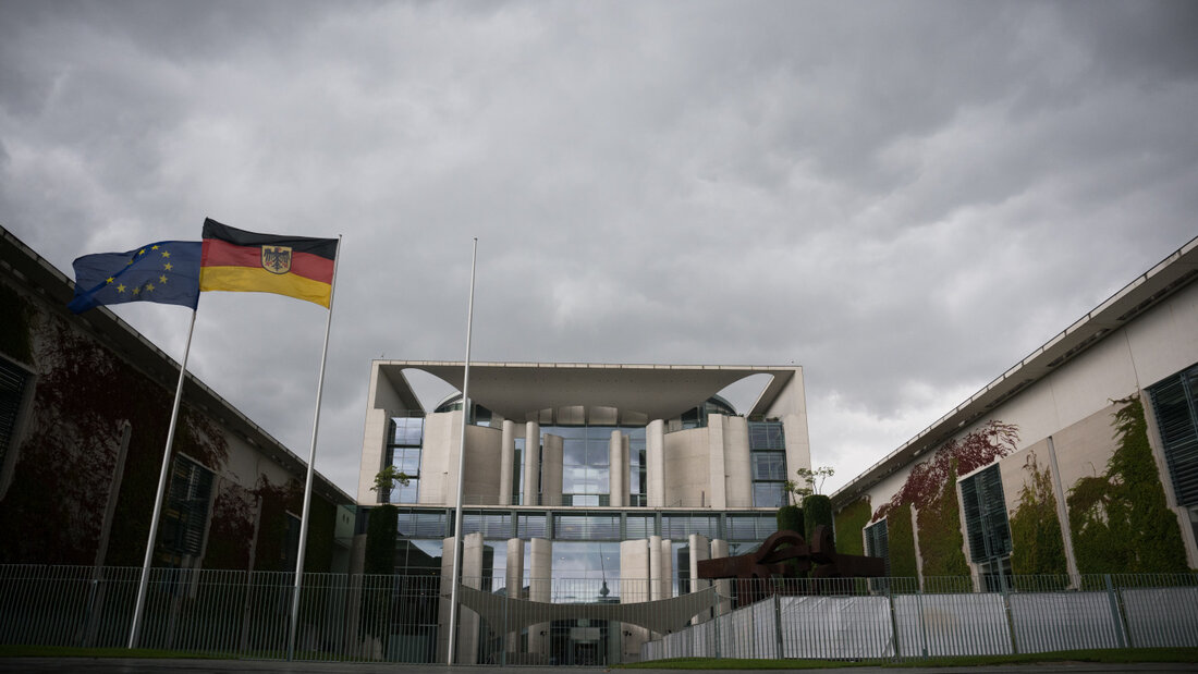 ARCHIV - Dunkle Wolken ziehen über das Bundeskanzleramt. Foto: Sebastian Gollnow/dpa 20261003141630156.jpg