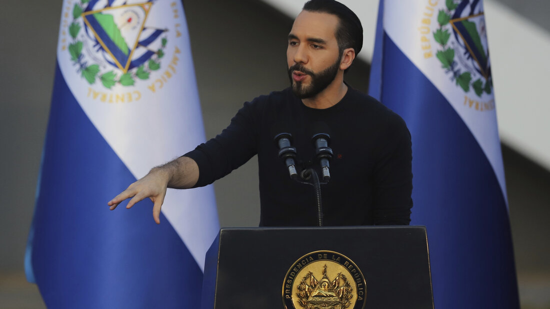 ARCHIV - El Salvadors Präsident Nayib Bukele hält eine Rede während der Einweihung eines industriellen Datenzentrums im Jahr 2024. Foto: Salvador Melendez/AP/dpa 20261015115404434.jpg