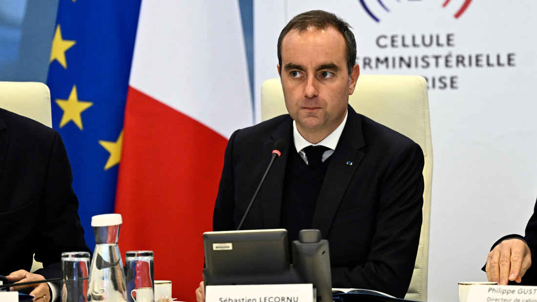 Der französische Ministerpräsident Sébastien Lecornu nimmt an einer interministeriellen Krisensitzung im Innenministerium teil. Foto: JULIEN DE ROSA/Pool AFP/AP/dpa 20261020195228128.jpg