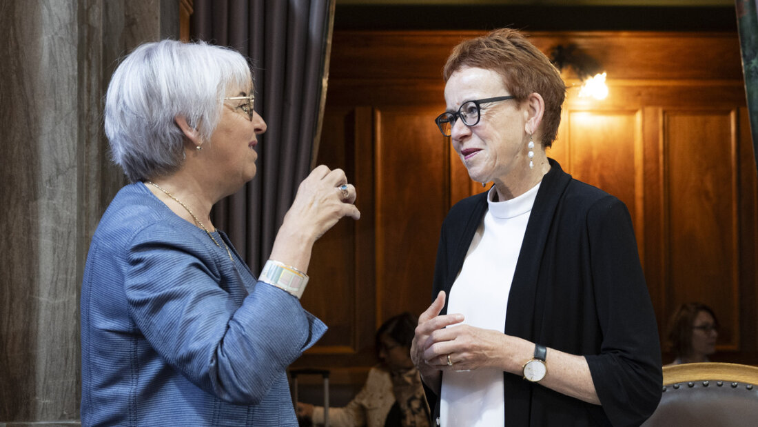 Der Ständerat diskutiert über die Finanzierung der 13. AHV-Rente und das Ende der plafonierten Ehepaarrente: Bundesrätin Elisabeth Baume-Schneider (links) tauscht sich mit der Basler Ständerätin Eva Herzog (SP) aus. 20250612105730703.jpg