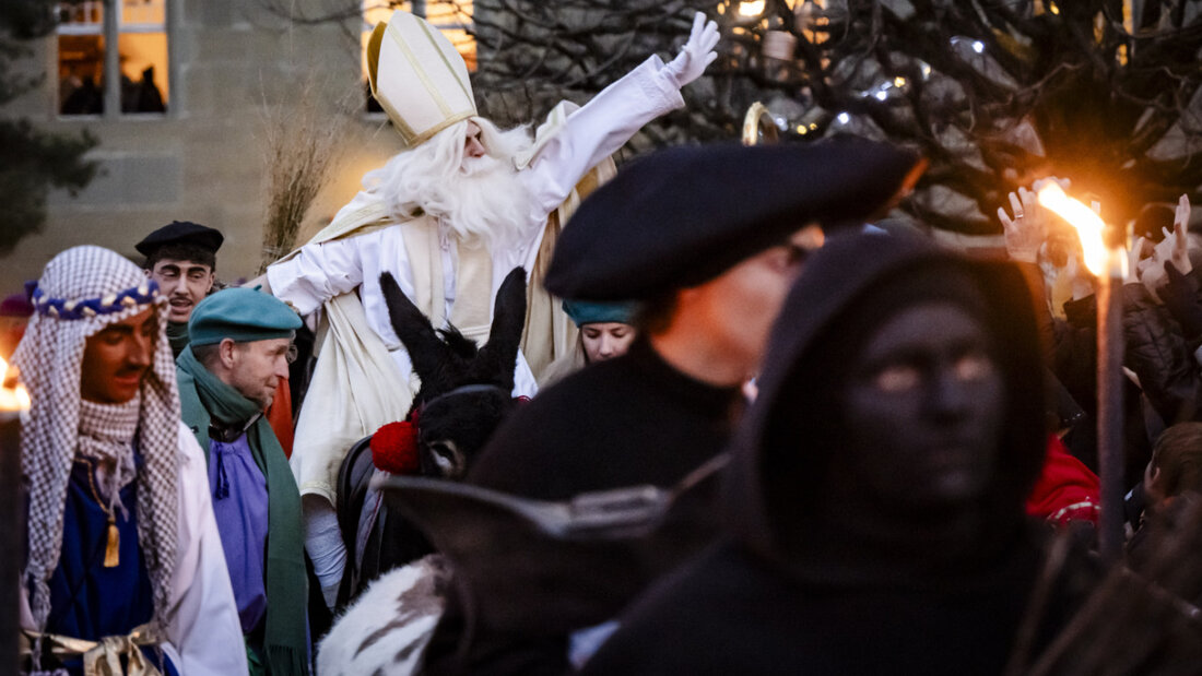 Vor seiner Rede bestritt Sankt Nikolaus den traditionellen Umzug auf seinem treuen Begleiter, dem Esel Balou. 20251206210515315.jpg