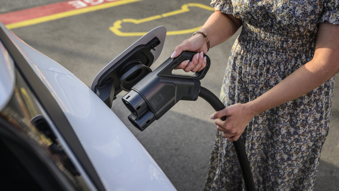 In der Schweiz haben E-Autos bei den Neuzulassungen mittlerweile herkömmliche Verbrenner abgehängt. (Archivbild) 20260704073037960.jpg