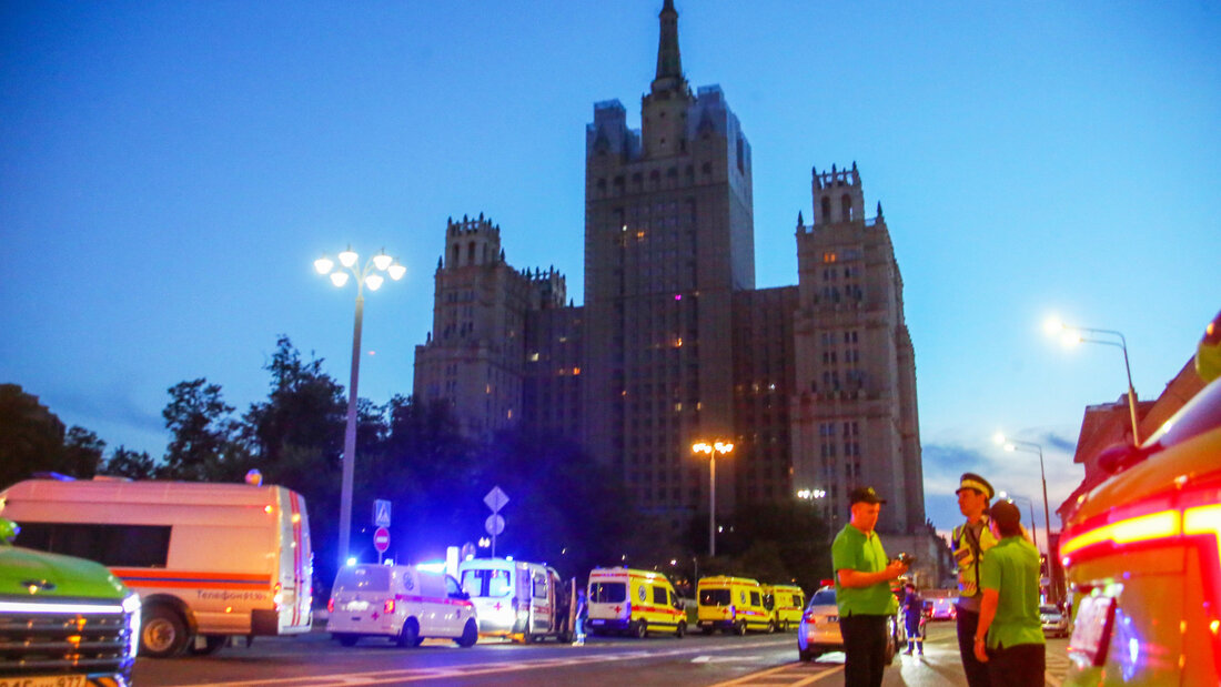 dpatopbilder - Rettungsfahrzeuge stehen in der Nähe des Ortes, an dem sich in einem Restaurant in Moskau eine tödliche Explosion ereignet hat. Foto: Sergei Vedyashkin/Moscow News Agency/AP/dpa 20260802134155143.jpg