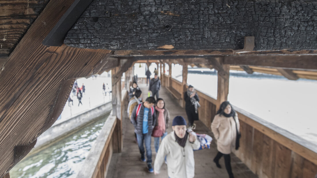 Ein Teil der Kapellbrücke ist 1993 abgebrannt. Versengte Teile erinnern noch heute an die Katastrophe. (Archivaufnahme) 20260807081523526.jpg