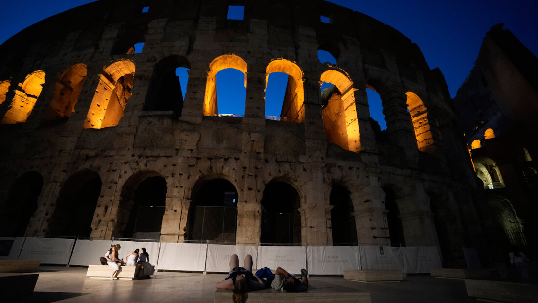 ARCHIV - Touristen vor dem Kolosseum in Rom. Foto: Gregorio Borgia/AP/dpa 20260923095946436.jpg