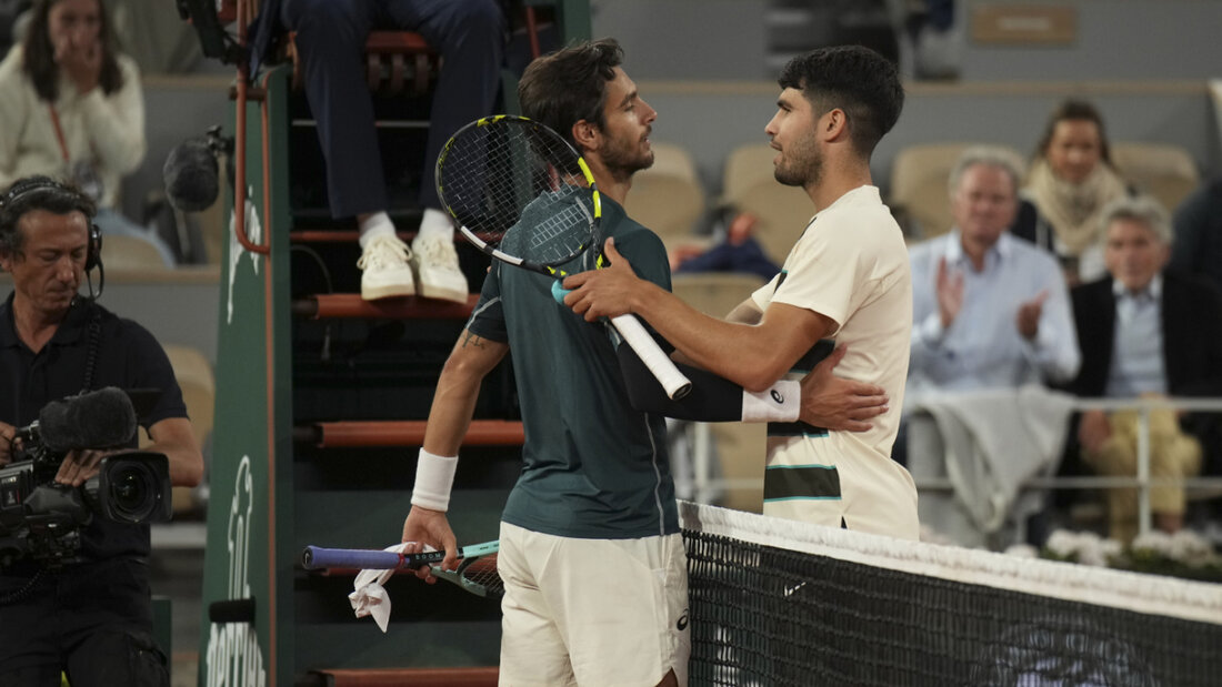 Carlos Alcaraz (in weiss) nimmt die Gratulation entgegen und wünscht Lorenzo Musetti gute Besserung 20250606173401627.jpg