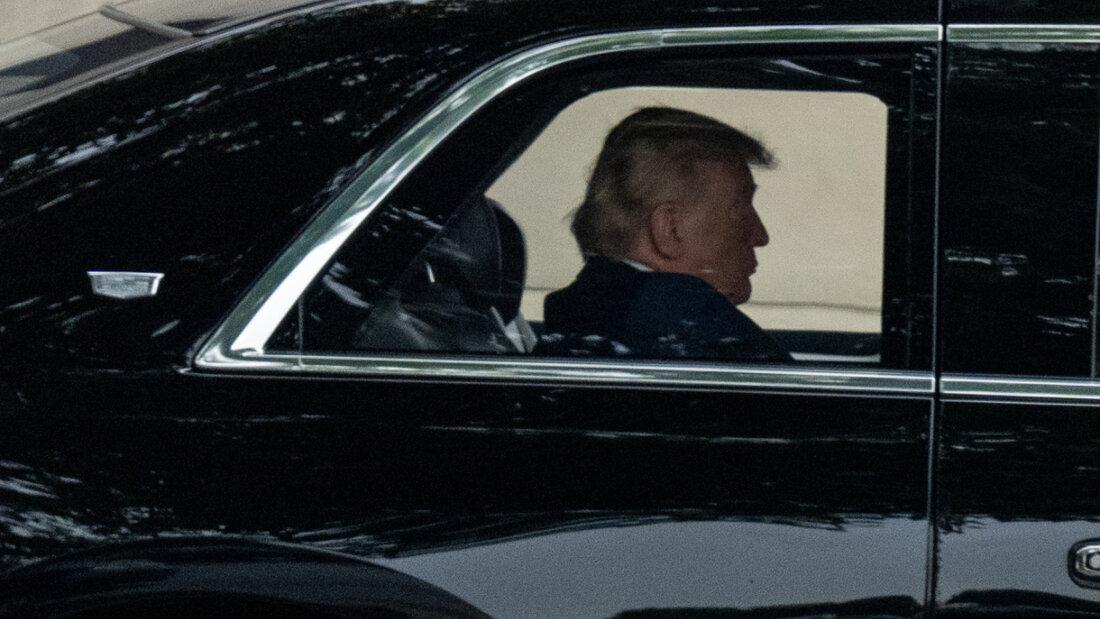 dpatopbilder - Donald Trump, Präsident der USA, verlässt das Walter Reed National Military Medical Center. Foto: Alex Brandon/AP/dpa 20260526195236232.jpg