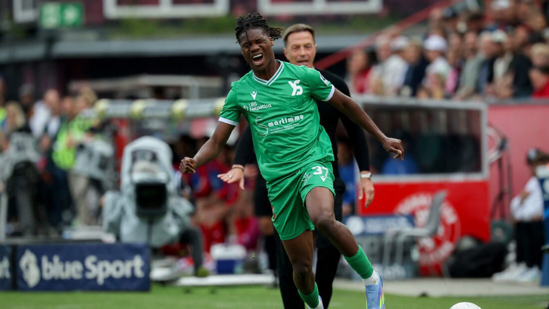 Fodé Sylla (vorne) verpflichtet sich beim FC Sion gleich für fünf Jahre 20260701131540945.jpg