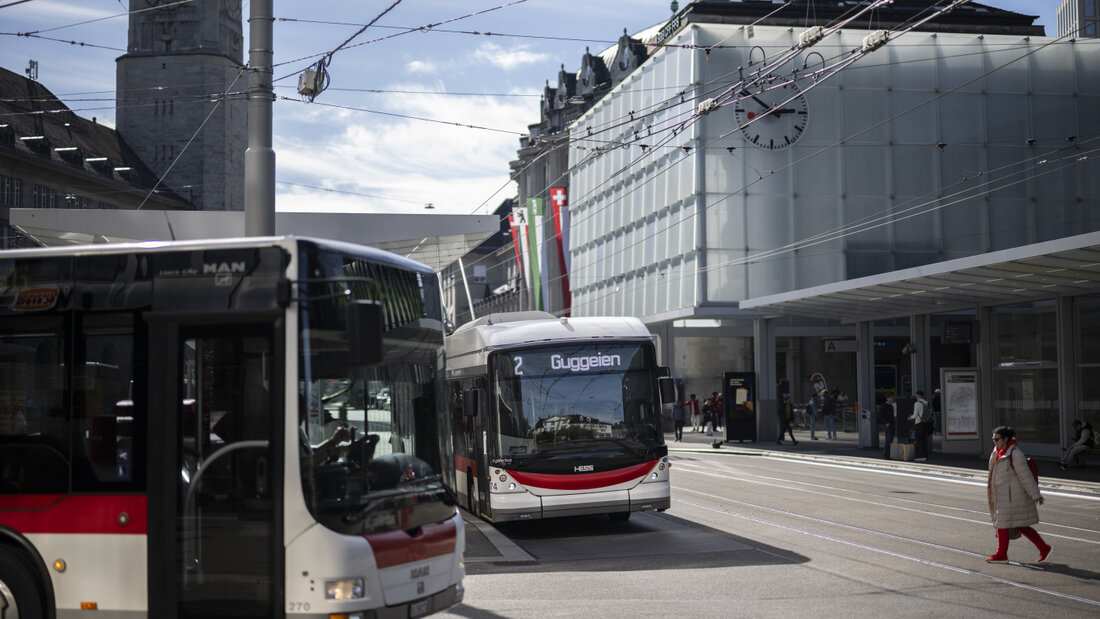 Auf St. Galler Kantonsstrassen werden Busbuchten zum gesetzlichen Regelfall. Für Ausnahmen braucht es gute Gründe. (Archivbild) 20260818131318325.jpg