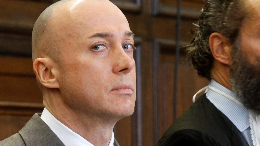 Der Angeklagte Serhij Kusnetzow steht zwischen seinen Anwälten. Der Ukrainer Kusnetzow muss sich vor dem Staatsschutzsenat des Hanseatischen Oberlandesgerichts unter anderem wegen des Vorwurfs eines Kriegsverbrechens verantworten. Foto: Markus Scholz/dpa-Pool/dpa 20261014150125035.jpg
