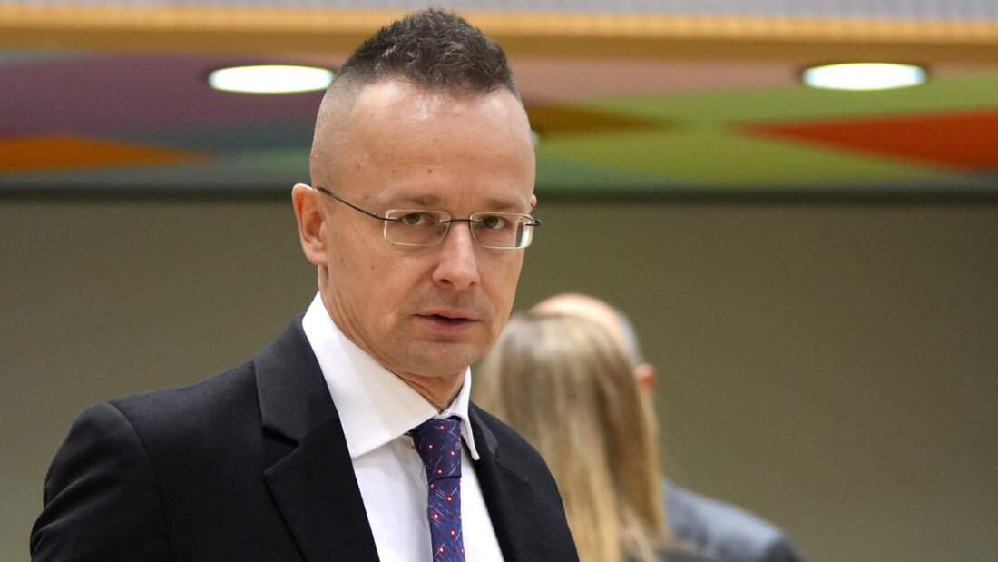 ARCHIV - Peter Szijjarto, Außenminister von Ungarn, spricht mit den Medien, als er zu einem Treffen der EU-Außenminister im Gebäude des Europäischen Rates ankommt. Foto: Virginia Mayo/AP/dpa 20240818160145454.jpg
