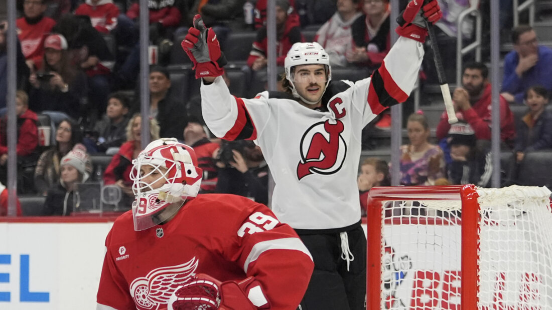 Nico Hischier von den New Jersey Devils bejubelt seinen Treffer gegen die Detroit Red Wings 20241130071250602.jpg