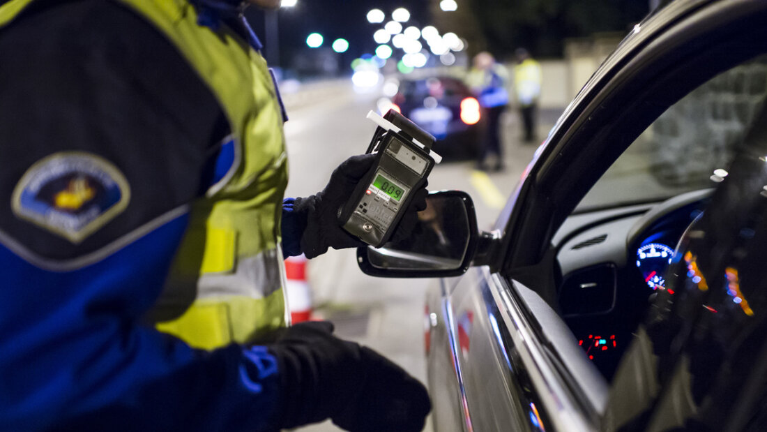Die Kantonspolizei St. Gallen erwischte gleich mehrere alkoholisierte Personen im Auto oder auf dem Mofa und E-Bike. (Symbolbild) 20250824103819557.jpg