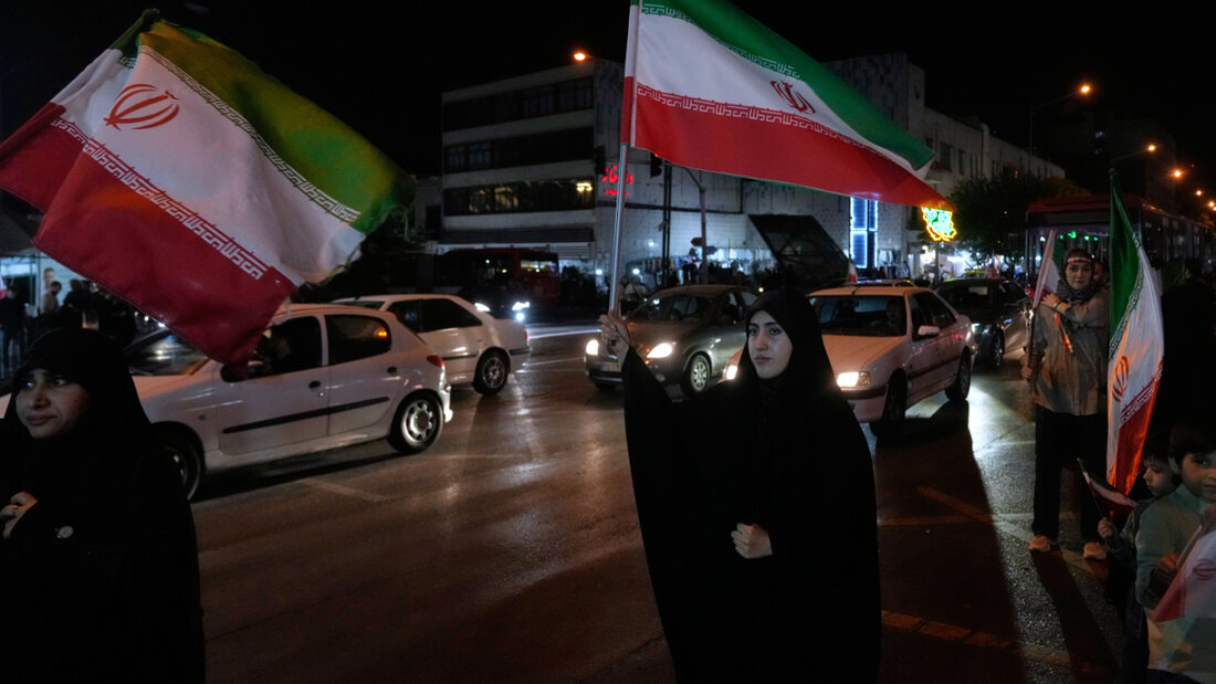 ARCHIV - Frauen halten iranische Fahnen bei einer Pro-Regierungskampagne in der Innenstadt von Teheran. Foto: Vahid Salemi/AP/dpa 20260519200808268.jpg