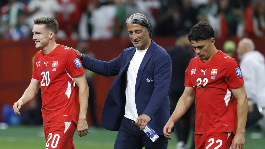 Michel Aebischer (links) verpasst das erste Teamtraining nach dem Sieg im Sechzehntelfinal aufgrund einer Verletzung 20260704195113284.jpg