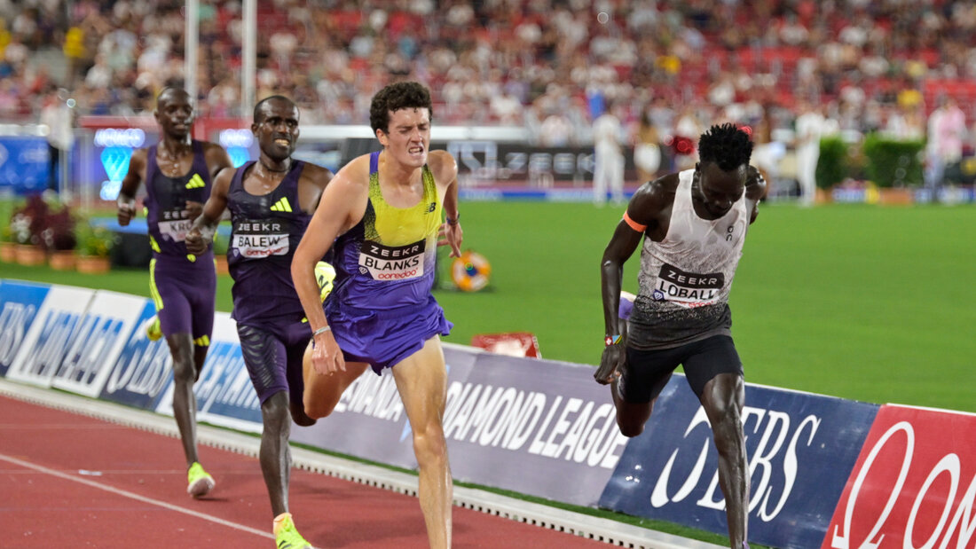 Dominic Lobalu (rechts) wuchtet sich am Amerikaner Graham Blanks vorbei zum Sieg 20260710221326587.jpg